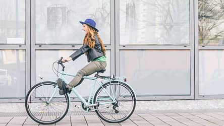 affiche jeunes avec fille sur vélo en ville