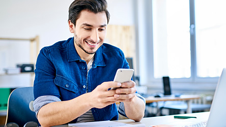 Jeune homme avec mobile