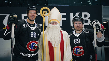 photo avec les joueurs de Gottéron Julien Sprunger, Andrei Bykov et le Saint-Nicolas