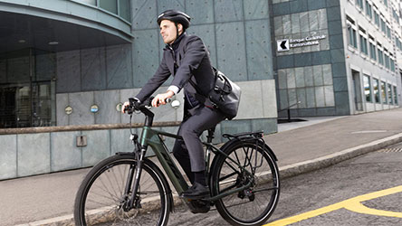 jeune banquier sur vélo devant la Banque