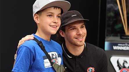 joueur Gottéron avec un enfant