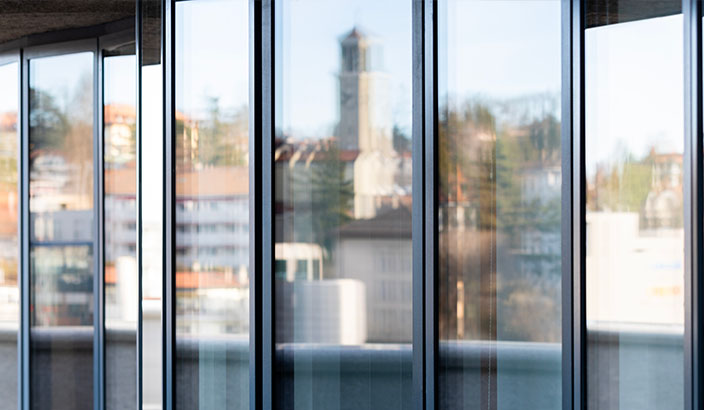 Siège de la BCF avec reflets de la ville de Fribourg