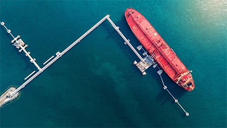 pétrolier rouge dans la mer