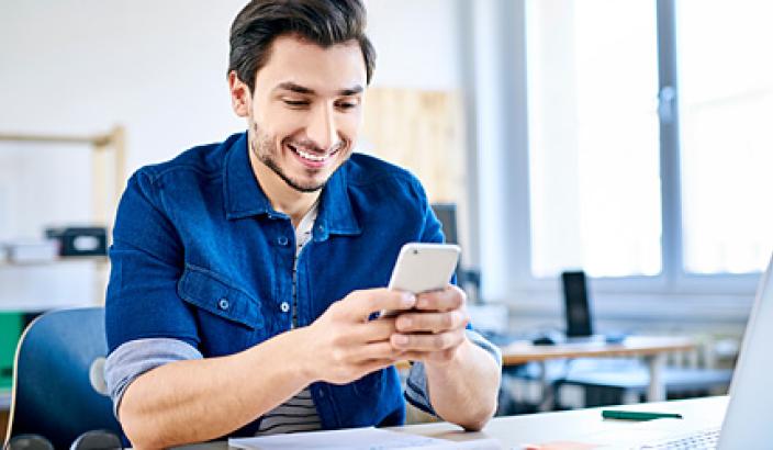 Jeune homme avec mobile