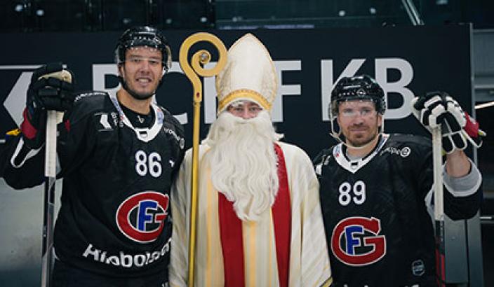 photo avec les joueurs de Gottéron Julien Sprunger, Andrei Bykov et le Saint-Nicolas