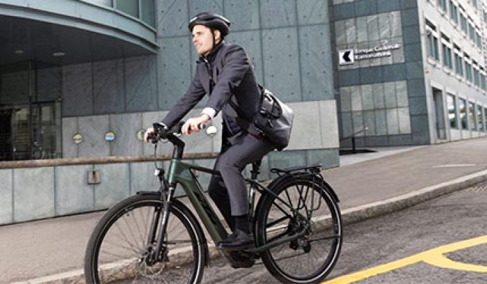 jeune banquier sur vélo devant la Banque