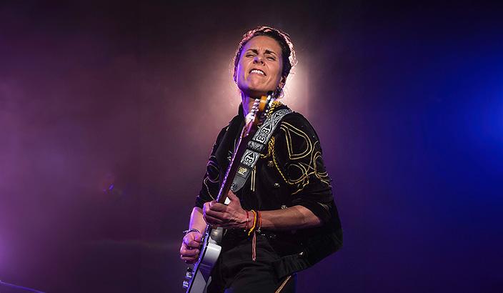Phanee De Pool en concert avec sa guitare