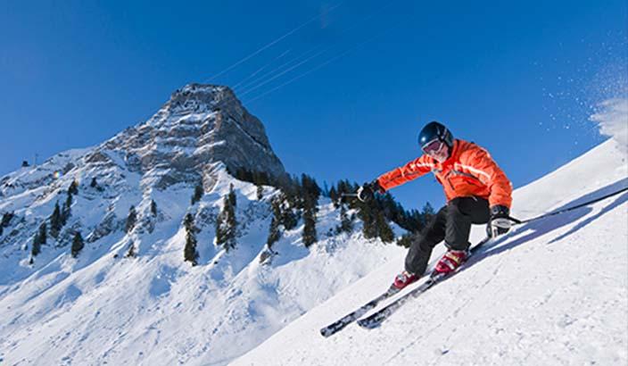 Skieur sur les pistes de ski