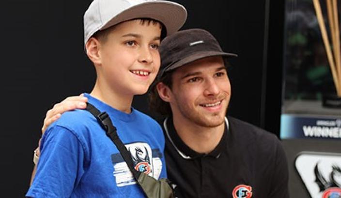 joueur Gottéron avec un enfant