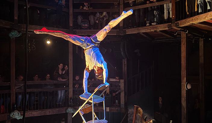 Homme en équilibre sur un tas de chaises