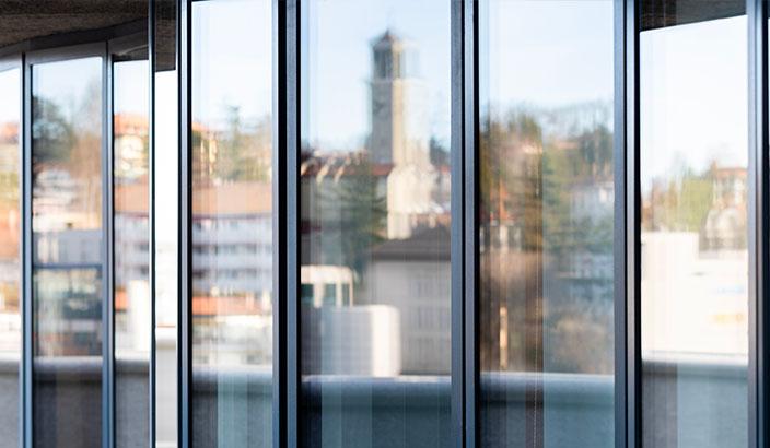 Siège de la BCF avec reflets de la ville de Fribourg