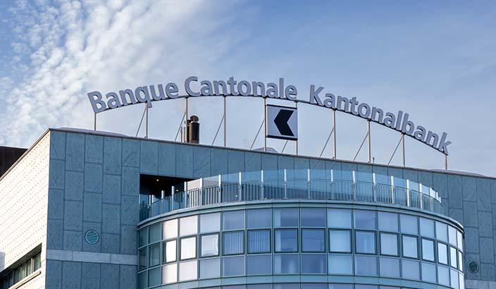 Logo de la BCF sur le toit de son siège à Fribourg