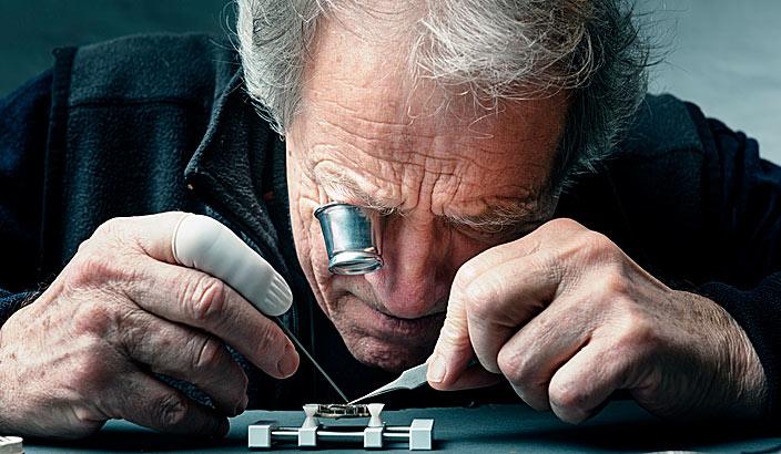 Un spécialiste qui assemble méticuleusement les pièces d'une montre