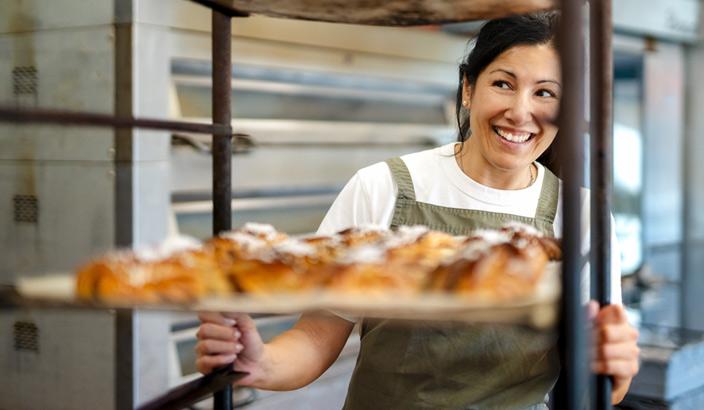 Jeune femme dans un atelier de confection de pâtisserie