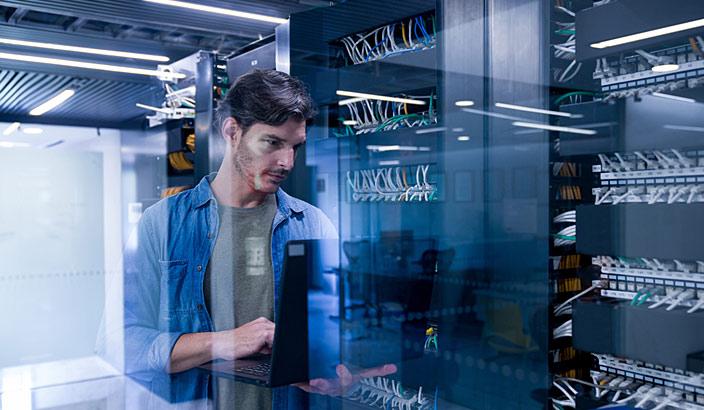 Informaticien qui vérifie des serveurs dans un local