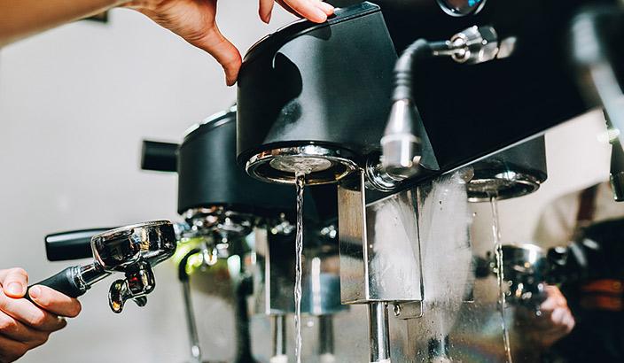 Femme qui prépare un café