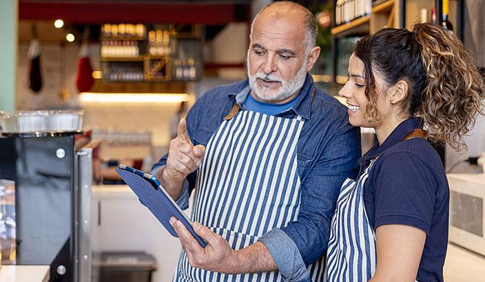 Restaurateur qui forme une jeune femme