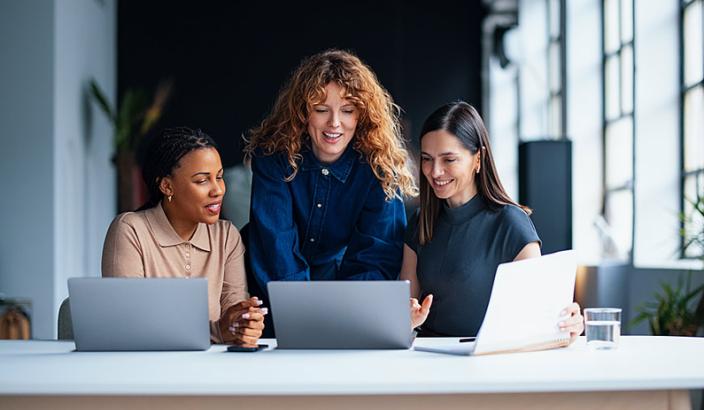 Trois femmes entrepreneures qui travaillent à l'ordinateur