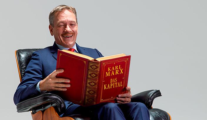 Vincent Kucholl lit un livre pendant un spectacle