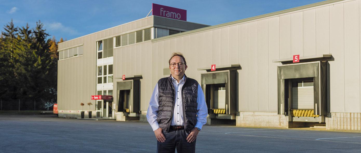 Portait Herbert Stadler devant son entreprise Framo