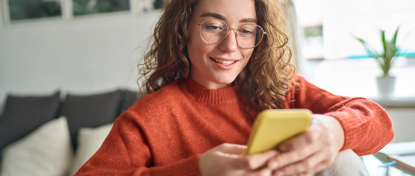 Jeune fille découvre la nouvelle App BCF Banking