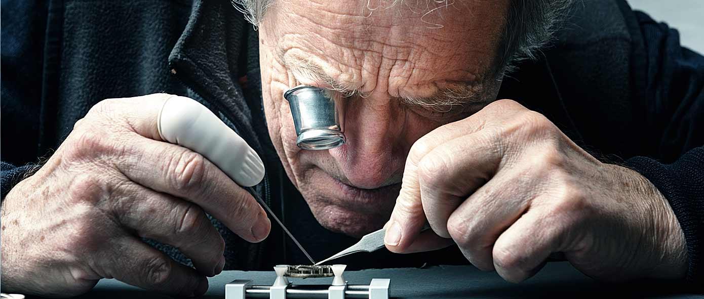 Artisan qui assemble méticuleusement les pièces d'une montre