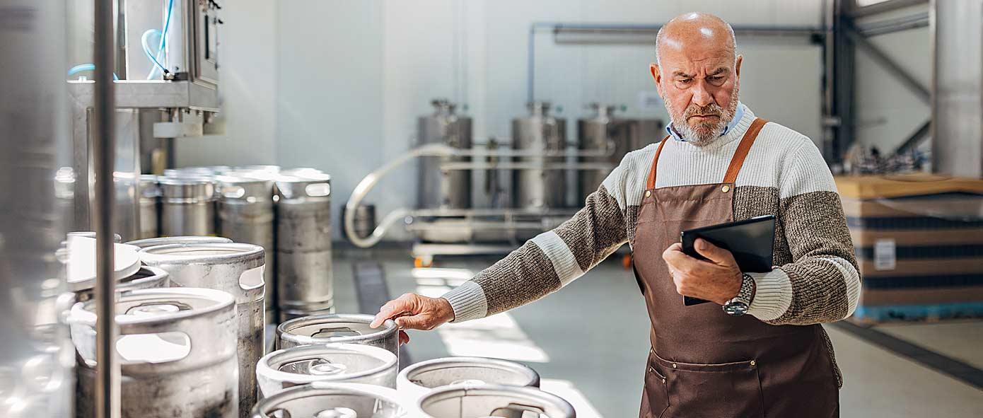 Restaurateur qui vérifie son stock de fûts de bière