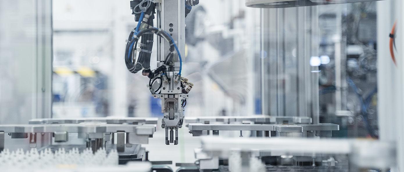 Chaîne de production équipée d'un robot