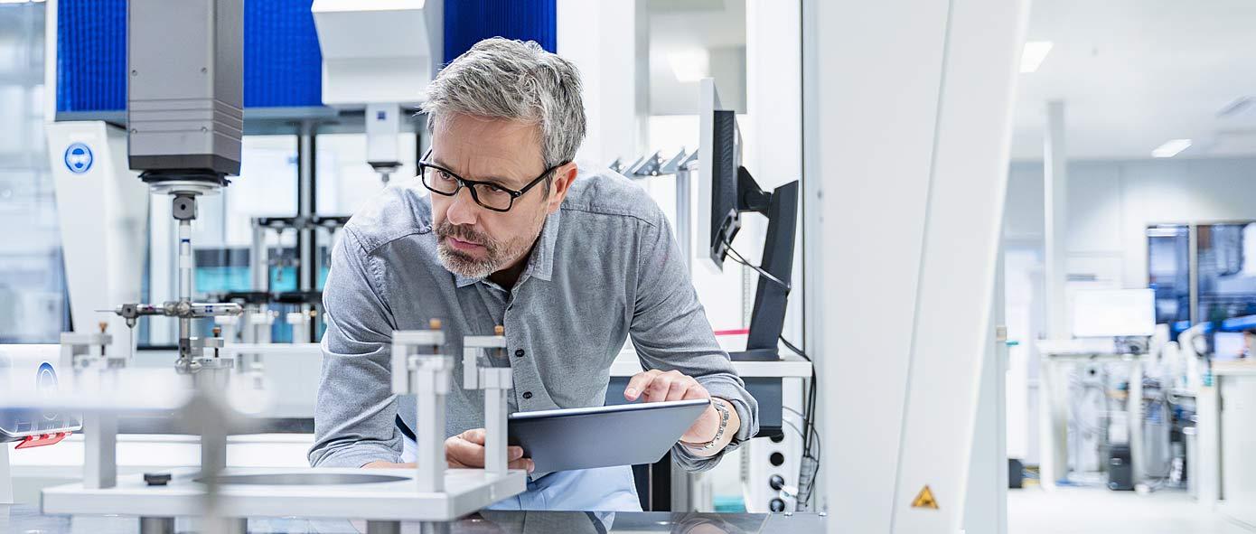 Entrepreneur qui effectue la programmation d'une machine