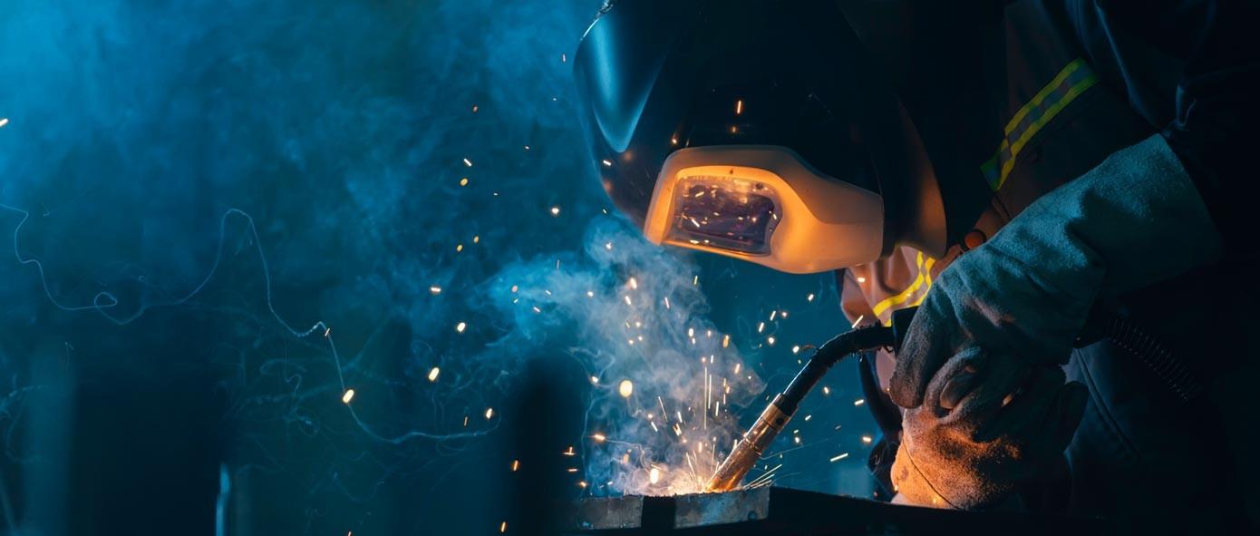 Soudeur avec un pistolet laser dans une métallurgie