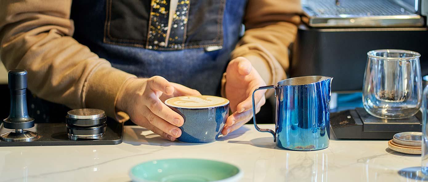 Restaurateur qui sert un café