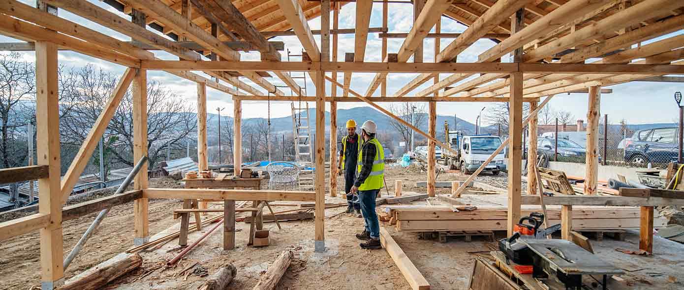 2 hommes travaillent dans un chantier