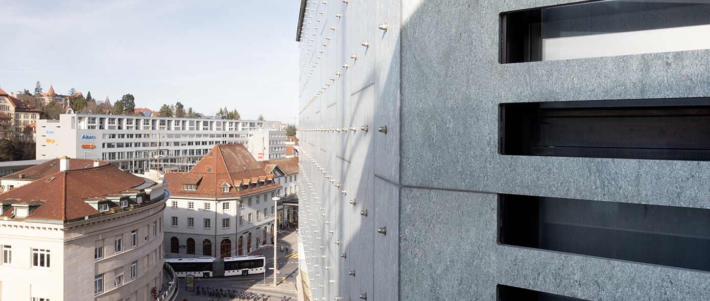 Vue de la façade du siège BCF de Friboug et de la Gare