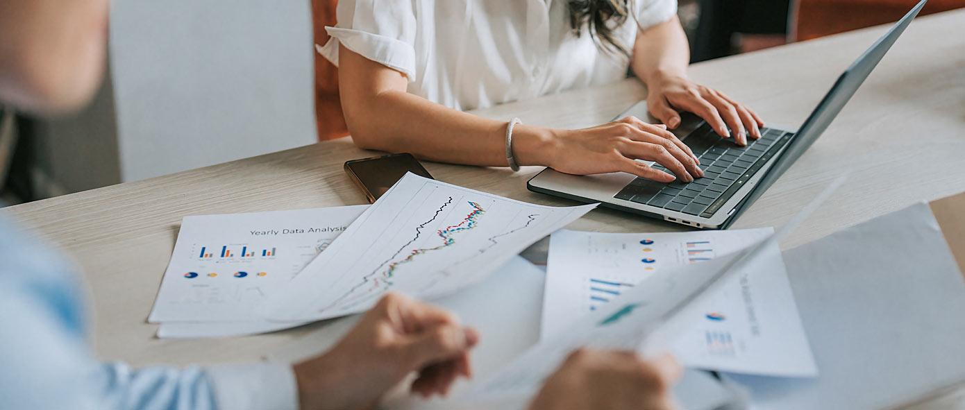 Deux entrepreneurs qui consultent de la documentation statistique