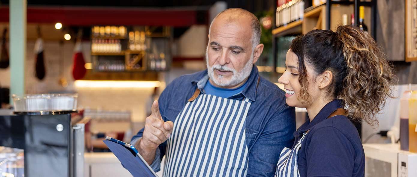 Patron de bistro qui forme une jeune femme