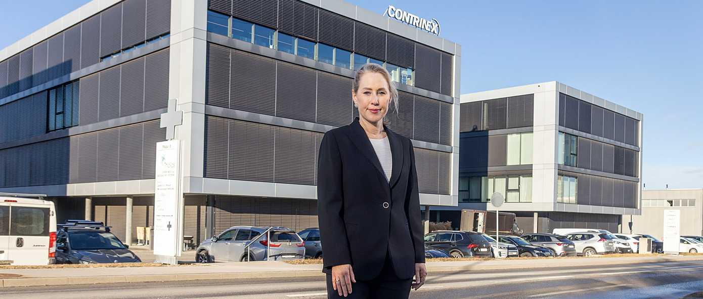 Une femme d'affaire devant son entreprise