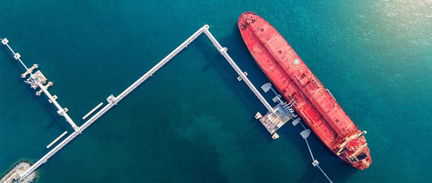 Un bateau de marchandise dans un port