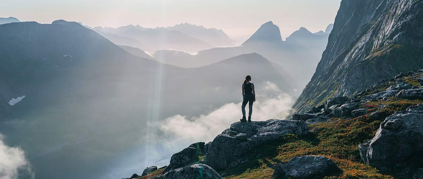 Femme qui regarde la chaîne de montagne à l'horizon