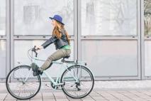 affiche jeunes avec fille sur vélo en ville