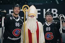 photo avec les joueurs de Gottéron Julien Sprunger, Andrei Bykov et le Saint-Nicolas