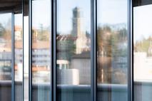 Siège de la BCF avec reflets de la ville de Fribourg