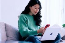 femme avec ordinateur et téléphone portable réalisant une transaction