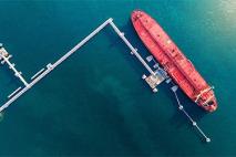 pétrolier rouge dans la mer